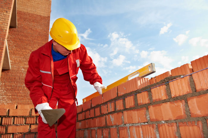 Homem construindo um muro